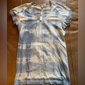 Lululemon Athletica Gray and Cream Tie-Dye Top